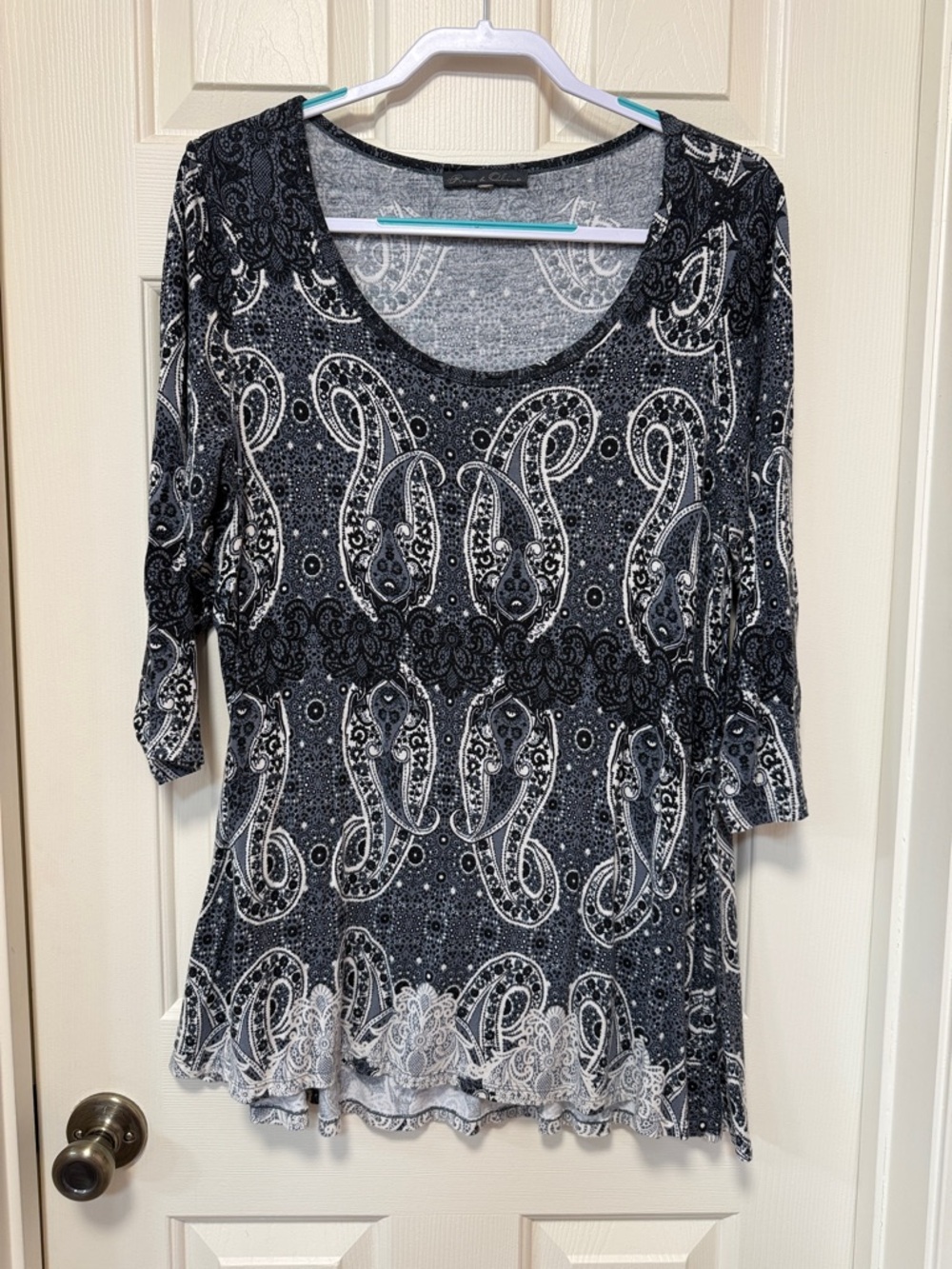 Rose & Olive Black & White Paisley Scoop Neck Long Sleeve Tee